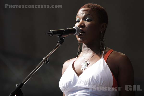 INDIA ARIE - 2006-08-25 - SAINT CLOUD - Domaine National - Scene de la Cascade - 